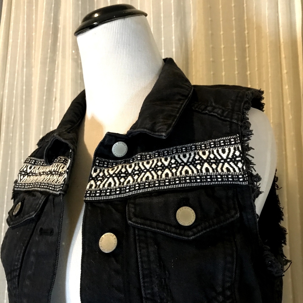 H&M Black Vest with Multicolor Pattern - Picture 4 of 8